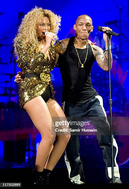 Beyonce Knowles Jeans Photos and Premium High Res Pictures - Getty Images