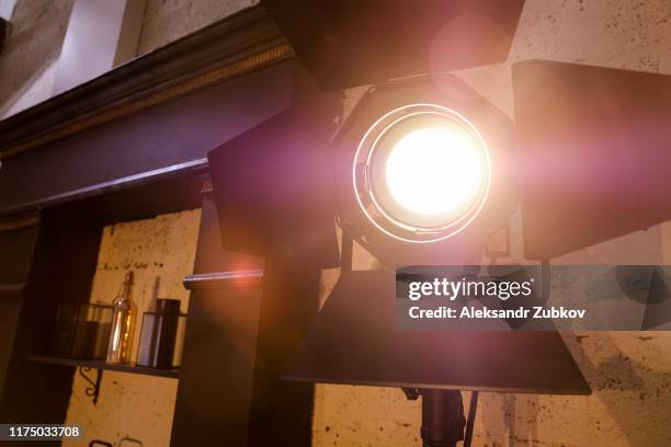 bright studio lighting in the interior of the room. film light. - on fuel tv foto e immagini stock