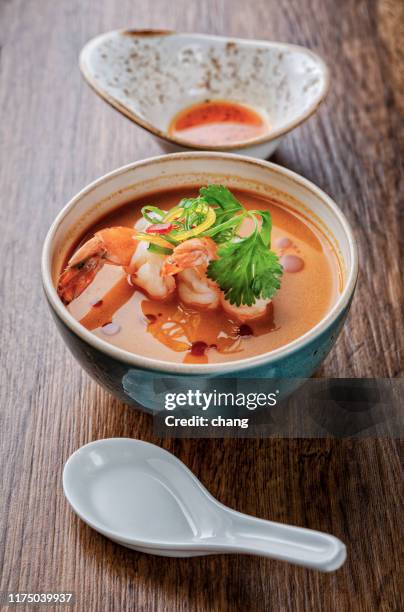 thailändische krabbensuppe - tom yum suppe stock-fotos und bilder