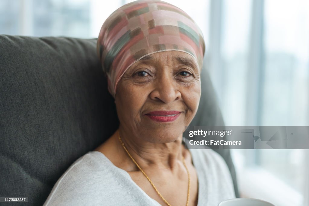 Porträt einer kontemplativen Seniorin mit Krebs