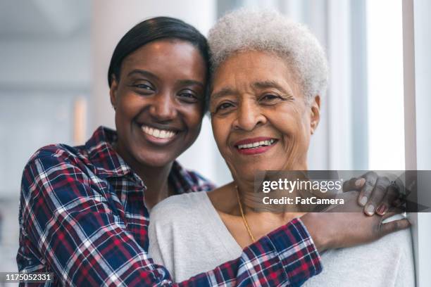 senior vrouw besteedt kostbare tijd met volwassen dochter - medicaid stockfoto's en -beelden