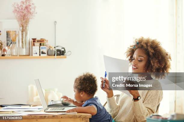 mère avec le fils travaillant sur l'ordinateur portatif à la maison - boy in briefs photos et images de collection