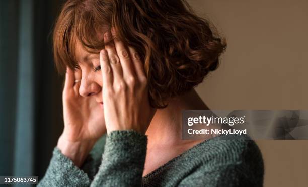 mujer con dolor - estrés fotografías e imágenes de stock