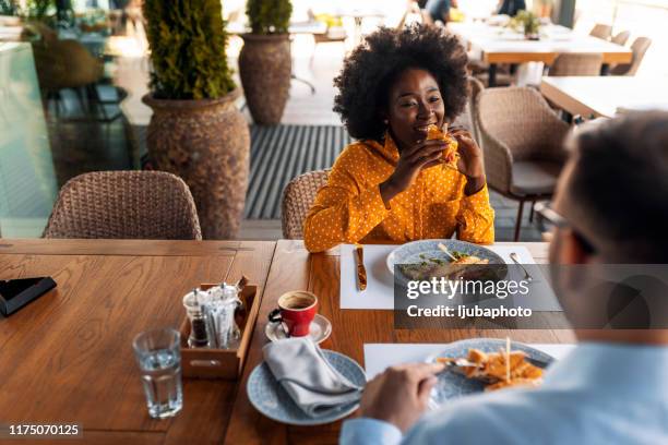 lady beim mittagessen im kleinen familienrestaurant - businessperson breakfast stock-fotos und bilder