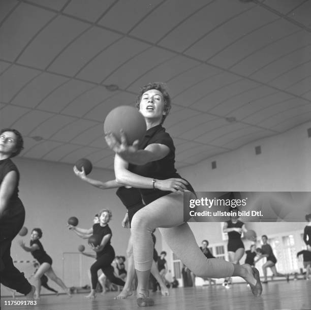 Zusammenleben, Bevölkerung, Frau, Human Relations, Population, Woman, Sport, Fitness, Gymnastik, Sports, Gymnastics, Arbeit, Berufliche...