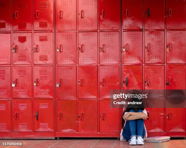 menina triste que grita sobre ser intimidado na escola - bullying escolar - fotografias e filmes do acervo