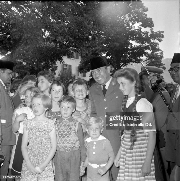 President Sukarno posing with Swiss children in Solothurn 1956