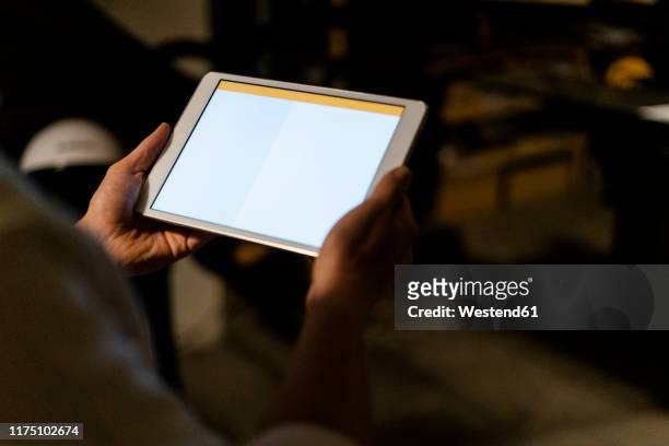 close-up of man holding tablet - pc ultramobile foto e immagini stock