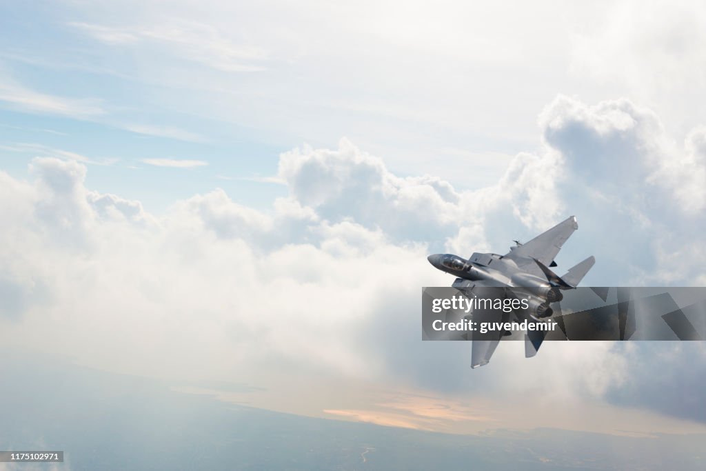 雲の上を飛ぶF-15戦闘機