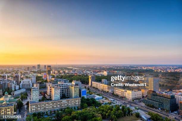 aerial view of the city at sunset, warsaw, poland - warsaw photos et images de collection