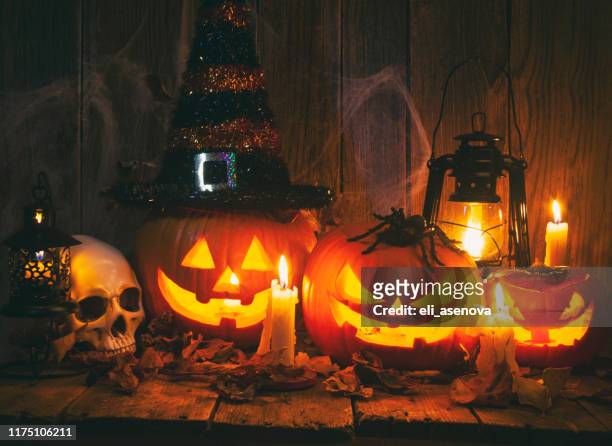 zucche jack-o-lantern di halloween su sfondo rustico in legno - halloween foto e immagini stock