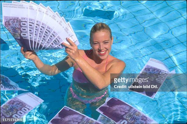 Glücksfee Brigitte im Geld schwimmend, 1990