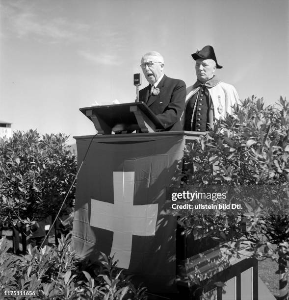Swiss federal wrestling festival in the Wankdorf stadium in Berne 1945: federal president Eduard von Steiger