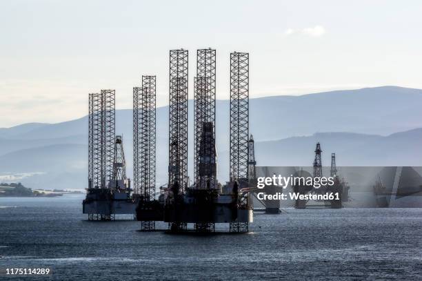 united kingdom, scotland, invergordon, oil platform - industria pesada fotografías e imágenes de stock