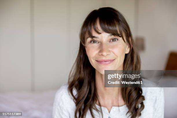 portrait of smiling woman at home - 40 ストックフォトと画像