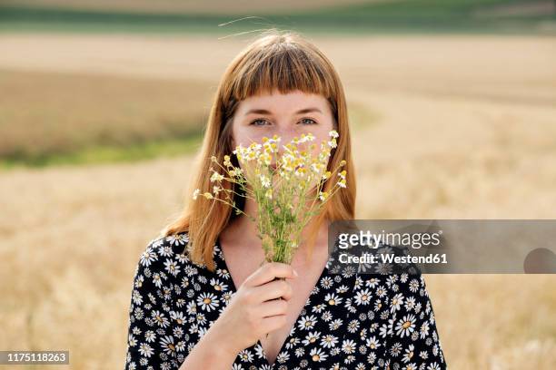 portrait of young woman with bunch of chamomile flower - fringe dress 個照片及圖片檔