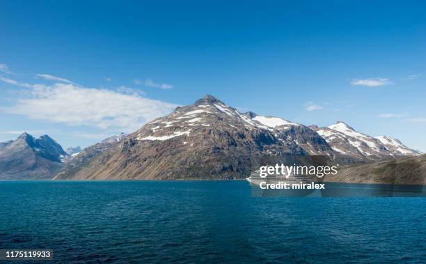 kleines kreuzfahrtschiff in prince christian sound - panoramablick - prince christian sound greenland stock-fotos und bilder