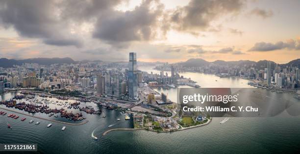 west kowloon, hong kong - tour two international finance center photos et images de collection