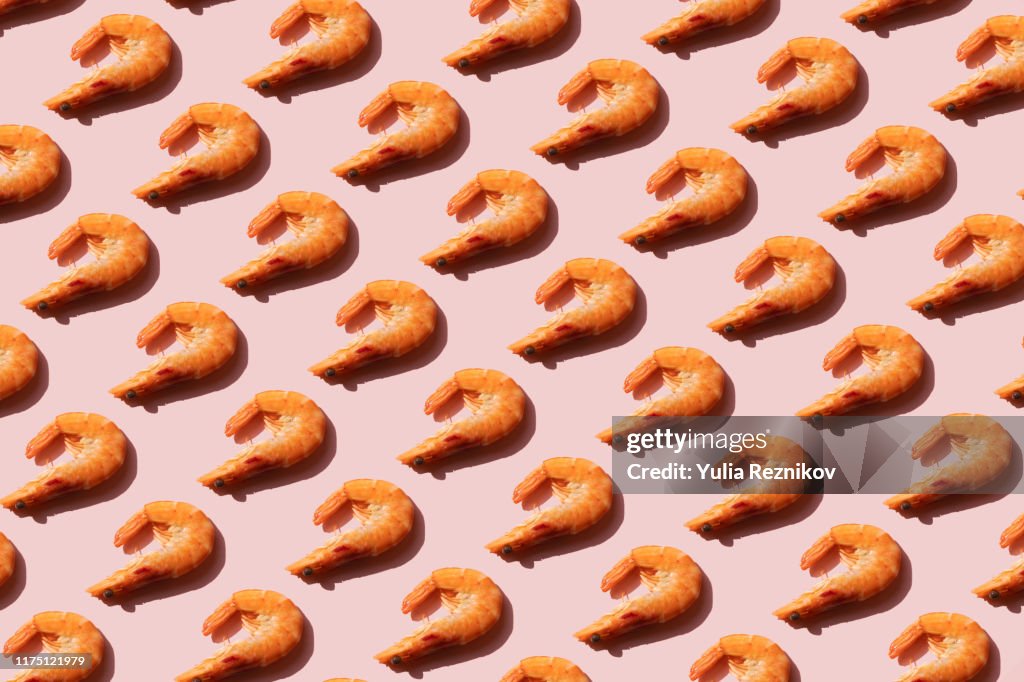 Repeated shrimps on the pink background