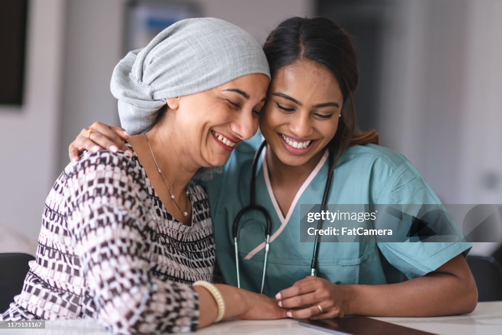 Retrato de una mujer india con cáncer y su médico