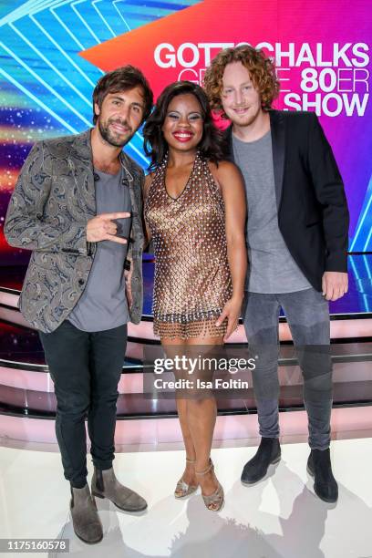 German singer Max Giesinger, Tina turner musical actress Kristina Love and German singer Michael Schulte at "Gottschalks Grosse 80er Show" on...