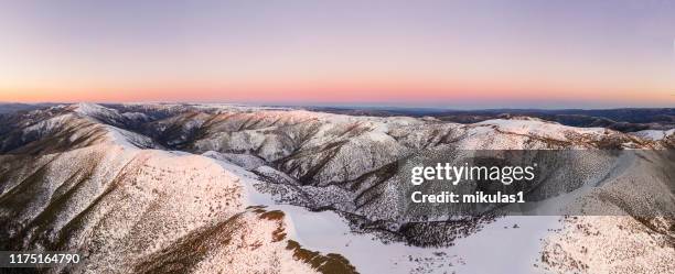 mt hotham panorama bei sonnenuntergang - winter skiing australia stock-fotos und bilder