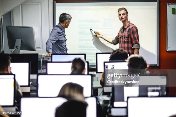 Computer Presenting Presenting Screen Photos and Premium High Res Pictures - Getty Images