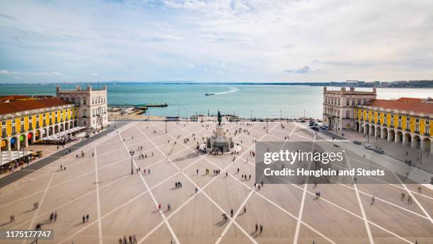 praça do comércio, lisbon, portugal - ciudad baja fotografías e imágenes de stock