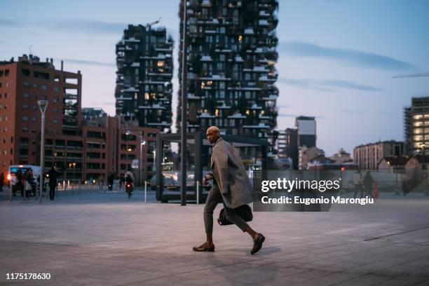 stylish man walking through piazza, milan, italy - milan street fashion 2019 imagens e fotografias de stock
