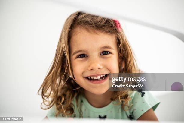 porträt eines schönen kleinen mädchens, das im spielzimmer spielt - school gymnastics stock-fotos und bilder