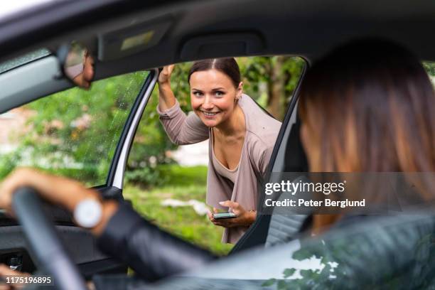 ridesharing - taxi fahrgemeinschaft stock-fotos und bilder