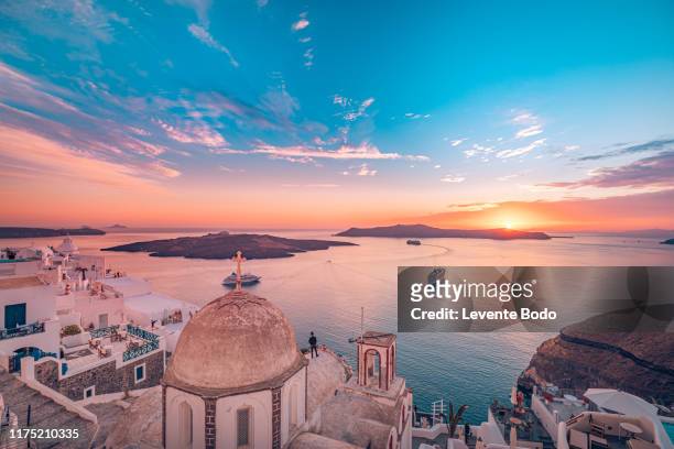 amazing evening view of fira, caldera, volcano of santorini, greece with cruise ships at sunset. cloudy dramatic sky - grekiska övärlden bildbanksfoton och bilder