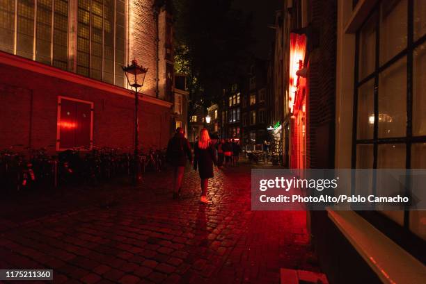 red light district of amsterdam - semáforo vermelho imagens e fotografias de stock