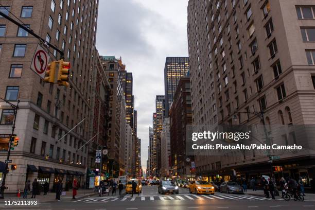 view of city street at dusk - sinal rodoviário imagens e fotografias de stock