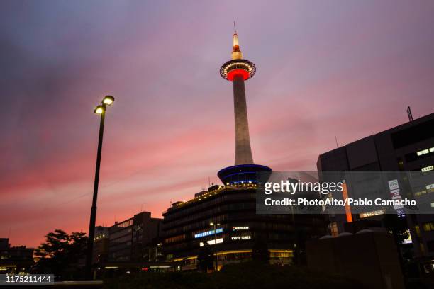 kyoto tower and downtown district at dusk - kinki stockfoto's en -beelden