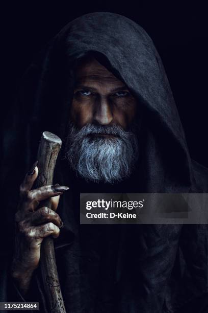 mysterieuze hooded man - tovenaar stockfoto's en -beelden
