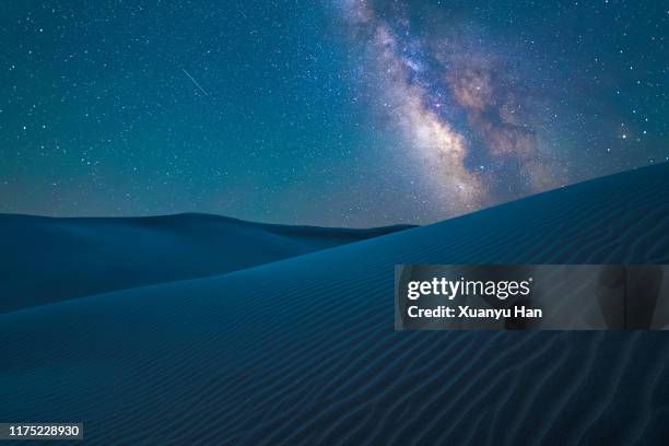 starry night in the desert - gobi desert stock-fotos und bilder