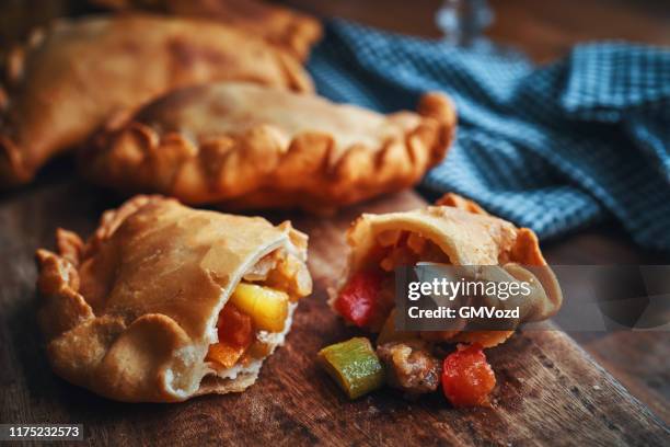argentinisches würziges rindfleisch empanadas - savory stock-fotos und bilder