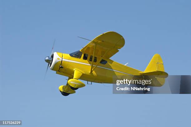 howard aviones dga15p amarillo avión volando en el cielo azul - old howard fotografías e imágenes de stock