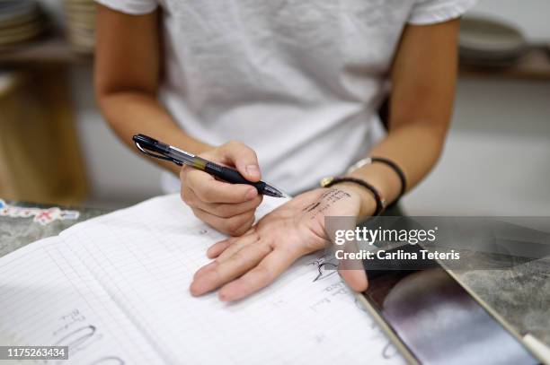 business woman taking notes on her hand - lembrança imagens e fotografias de stock