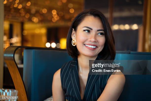 オフィスのカメラに微笑むアジアのビジネスウーマンの肖像画 - high society ストックフォトと画像