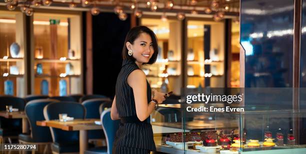 asiatische geschäftsfrau bestellt abendessen in luxus-restaurant - dinner business stock-fotos und bilder