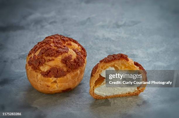 chouх au craqueline - choux pastry stock pictures, royalty-free photos & images
