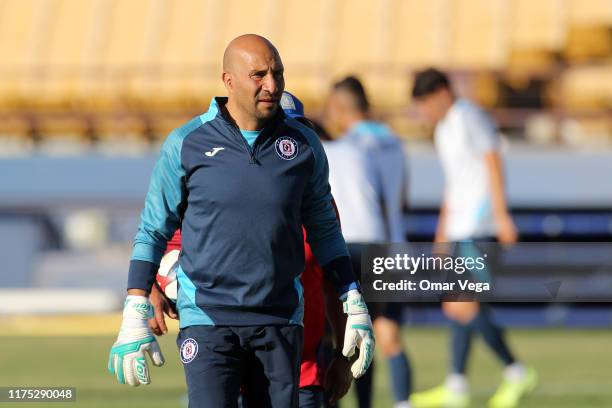 Óscar Pérez Rojas of Cruz Azul warms up during a training session ahead of the Leagues Cup Final at Cashman Field on September 17, 2019 in Las Vegas,...