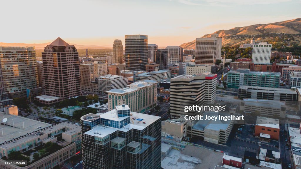 Opinião aérea da cidade de Salt Lake no por do sol