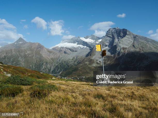 punta di terrarossa, monte leone and breithorn seen from gälmji mountain pass near simplon pass - wegweiser schweiz stock-fotos und bilder