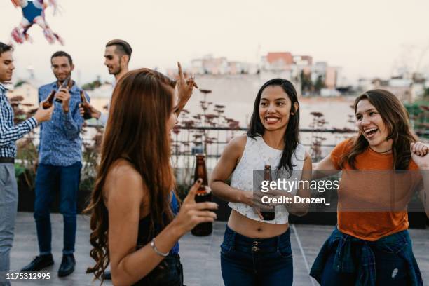 junge leute tanzen auf party in lateinamerika - mexican beer stock-fotos und bilder