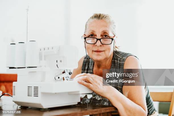 schneider bei der arbeit an nähmaschine - turkish fashion designer stock-fotos und bilder