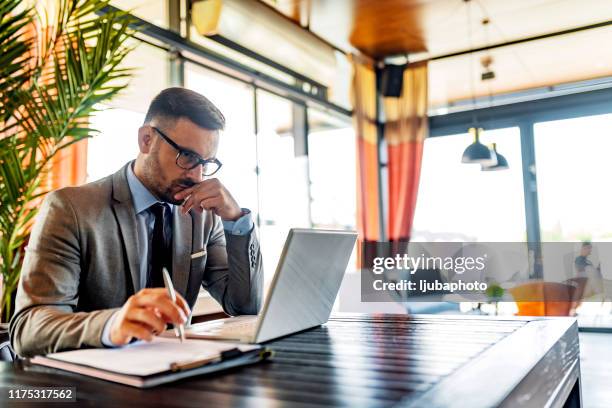 zakenman werkt voortdurend - stress test stockfoto's en -beelden