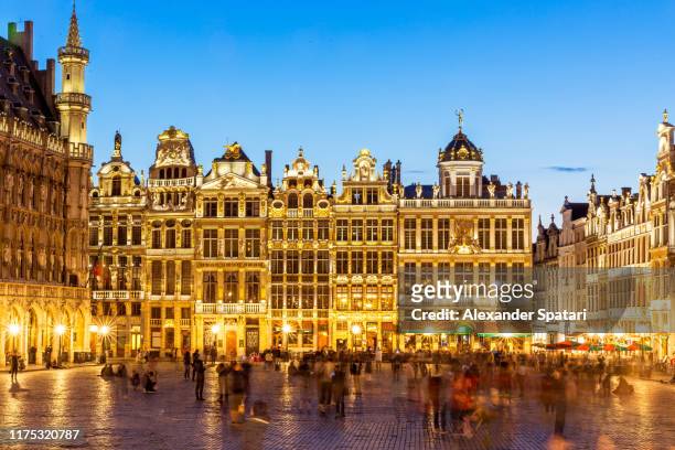 grand place square at dusk with illuminated historical buildings, brussels, belgium - grand place brussels fotografías e imágenes de stock